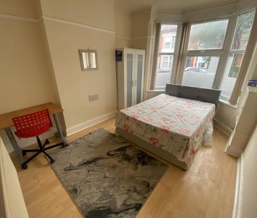 4 bedroom terraced house to rent - Photo 3