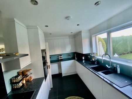 5 bedroom detached house to rent - Photo 2