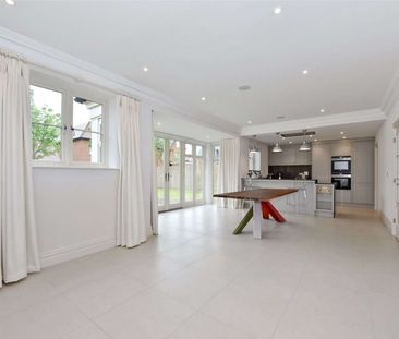 Rarely available detached property set on the attractive Taplow Riv... - Photo 2