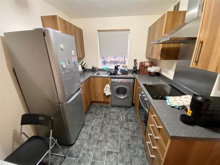 1 bedroom in a house share to rent - Photo 5