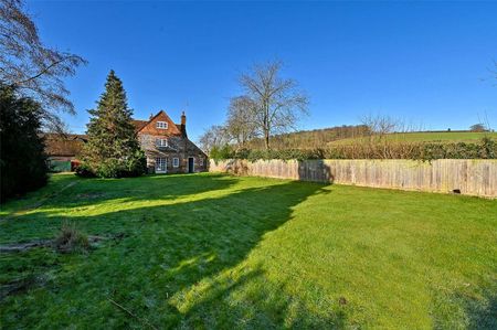 A period brick and flint home located in West Wycombe offering substantial versatile accommodation - Photo 4