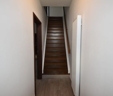 Instapklare halfopen woning met grote tuin en werkruimte. - Photo 1