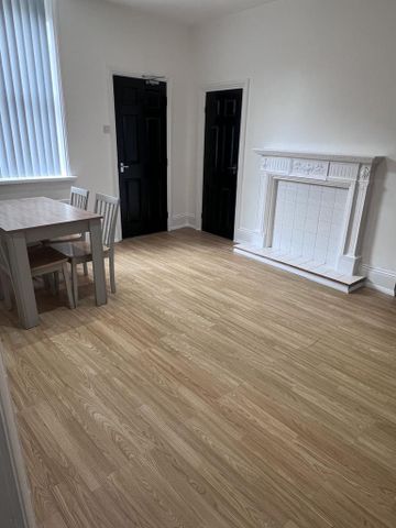 4 bedroom end of terrace house to rent - Photo 2
