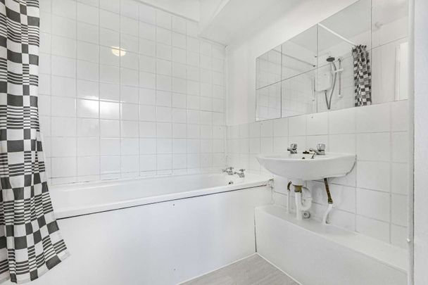 This charming ground floor garden flat offers an amazing location overlooking Victoria Park. - Photo 1