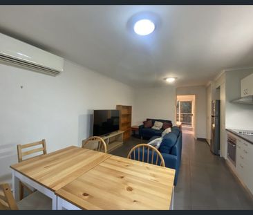 Modern Furnished Unit - Water bill included - Photo 4