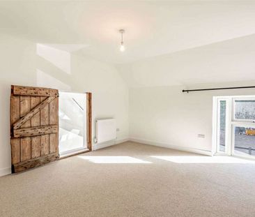 Three bedroom stable in a popular village location - Photo 3