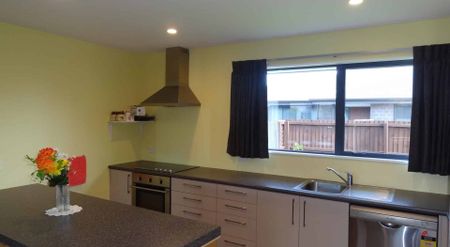 Modern 3-Bedroom Townhouse – Sunny, Spacious & Low Maintenan - Photo 5
