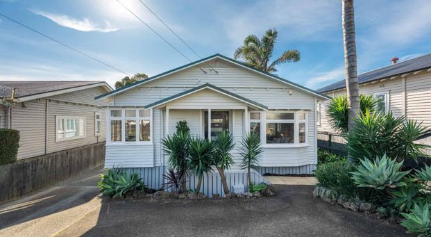 Mt Eden - 4 Bedroom - Photo 1