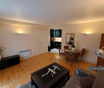 2 bedroom flat to rent - Photo 2
