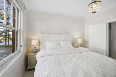 Coastal Hamptons Dream in the Heart of Manly – Including Furnishings & Utilities - Photo 4