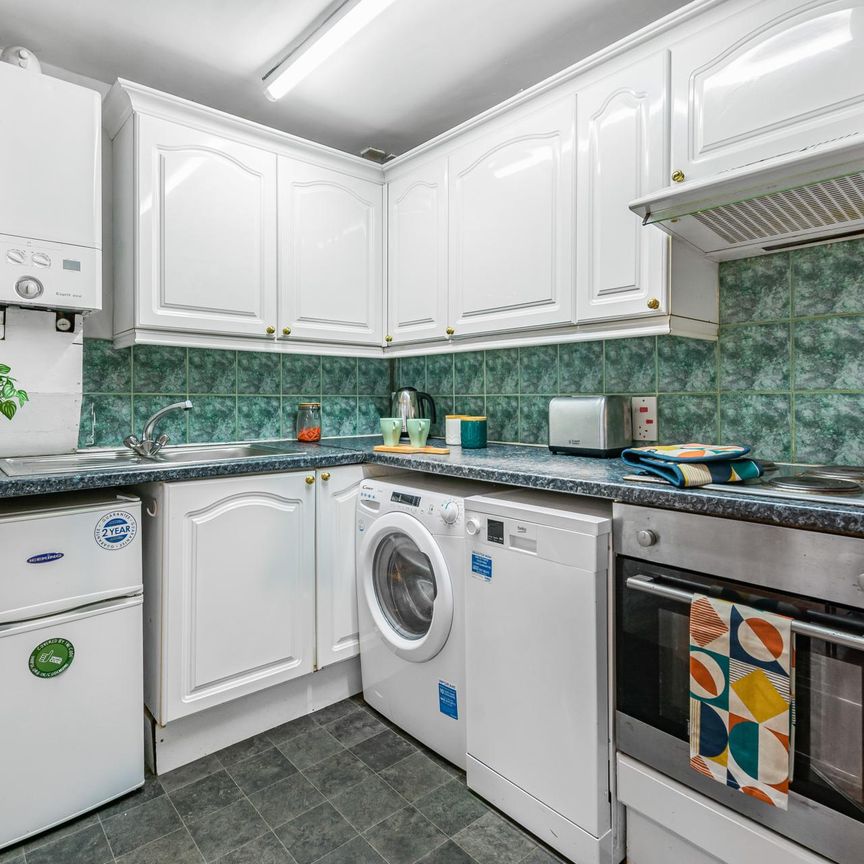 32 BRUDENELL AVENUE Leeds - LS6 1HD - Photo 1