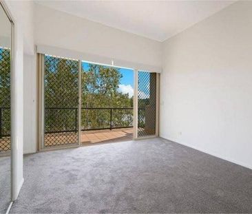 Spacious 3 Level Townhouse with 3 large Balconies - as big as a house! - Photo 4