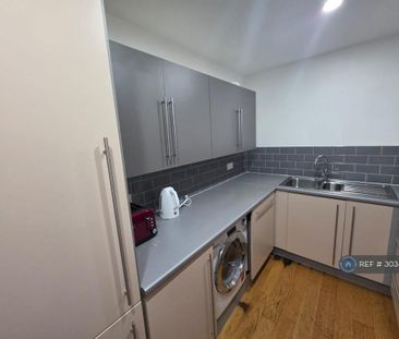 1 bedroom in a flat share to rent - Photo 6