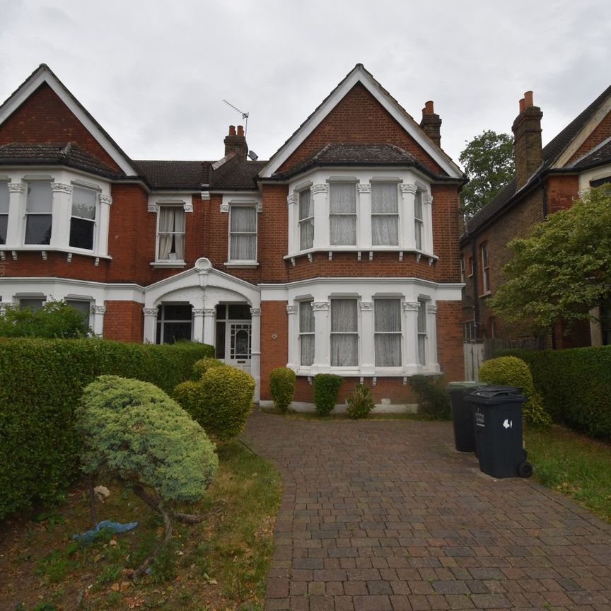 Flat to rent - Penerley Road, London, SE6 - Photo 1