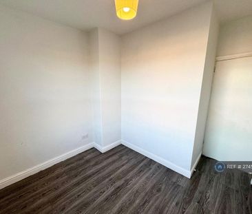 3 bedroom end of terrace house to rent - Photo 3