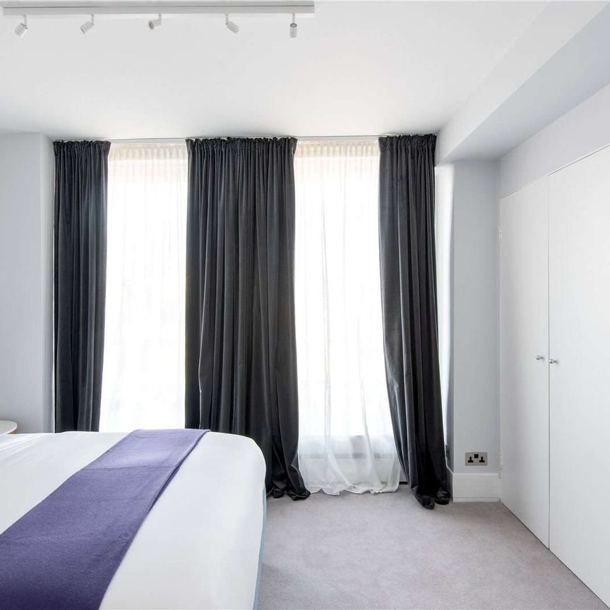 A lateral three bedroom apartment with a lift and porter in Mayfair. - Photo 1