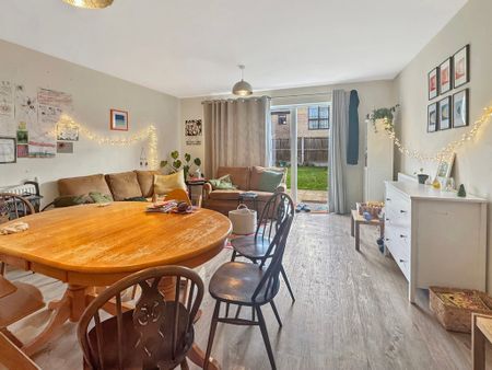 A spacious, three storey, four bedroom family home on the popular Novo development in Trumpington. Ideally situated for access to Addenbrookes, Cambridge City Centre and to the M11. Also in close proximity to a number of schools. - Photo 4