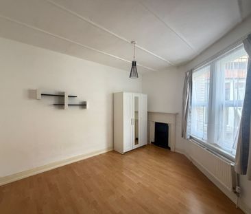 3 Bed Flat, Green Lanes, N13 - Photo 1