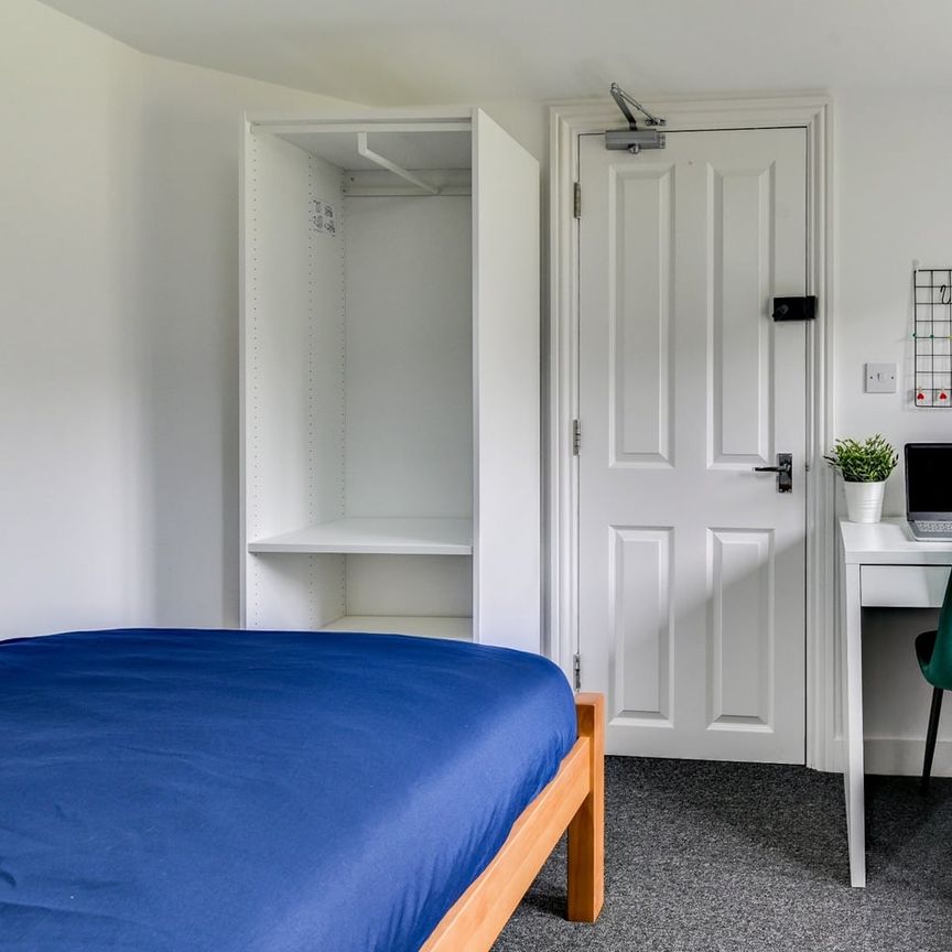 Room in a Shared House, The Crestway, BN1 - Photo 1