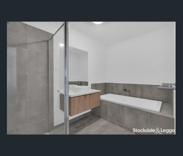 Brand New 4-Bedroom Townhouse in Prestigious Rathdowne, Wollert - Photo 2