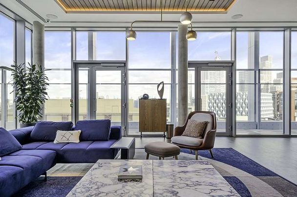 Bright One-Bedroom Apartment in Nine Elms  Rooftop Views, Two Pools, Gyms & Top Facilities - Photo 1