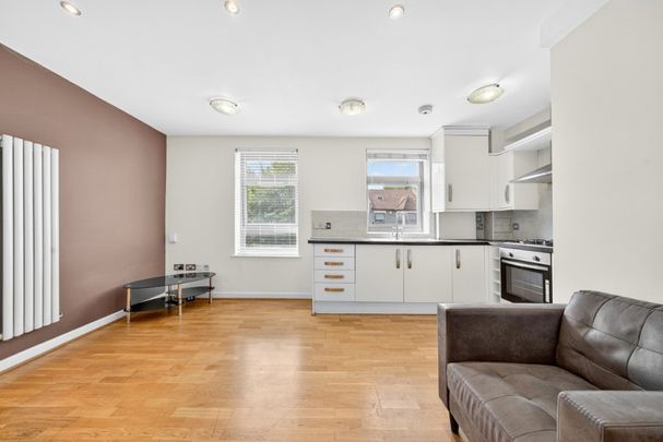 Green Lane, Ilford, Essex IG1 - Photo 1