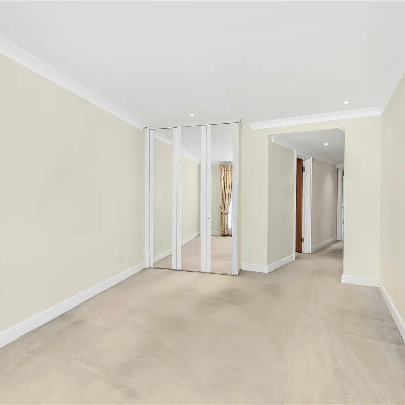 2 bedroom flat in Manbre Road - Photo 1