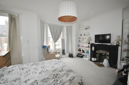 Three Bedroom House to rent in Ashburnham Rd, - Photo 2