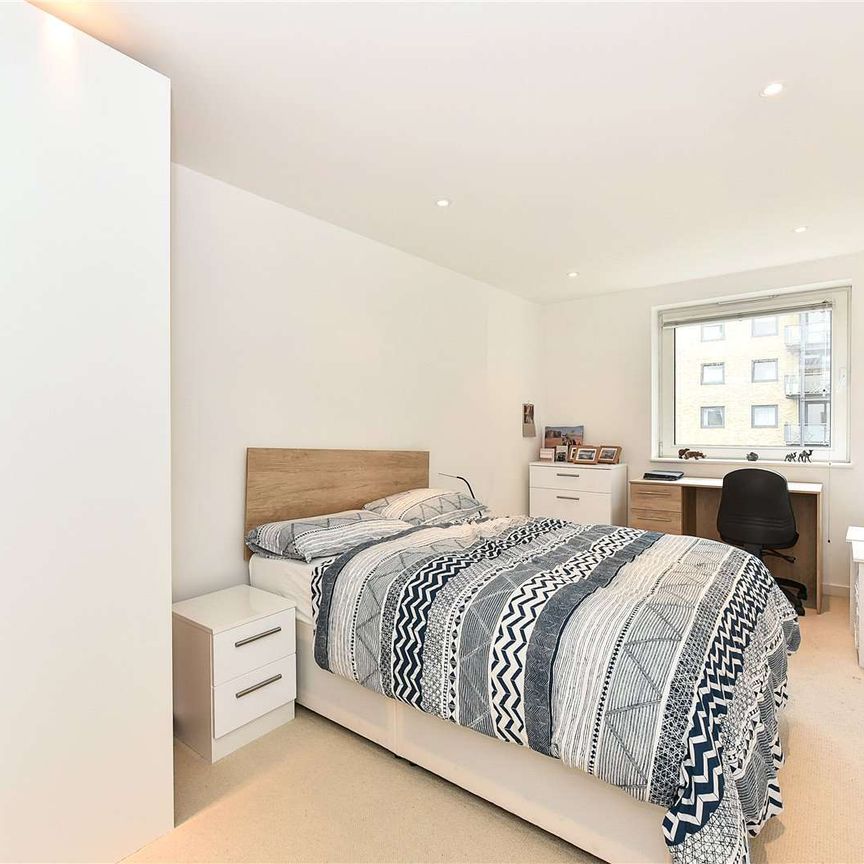 A light, bright and spacious three bedroom apartment situated on the second floor of this modern waterside development located in the heart of Limehouse Marina. - Photo 1