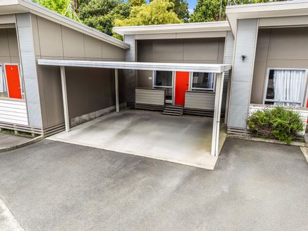 Discover this charming two-bedroom, single-bathroom home in the heart of Melville, ideally located just a short walk from two nearby hospitals. - Photo 2