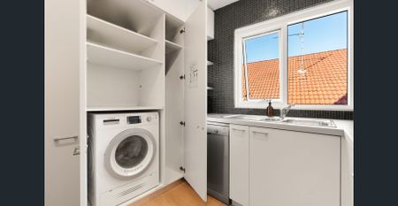 Stunning Two-Bedroom Apartment with Harbour Views, and Parking - Photo 5