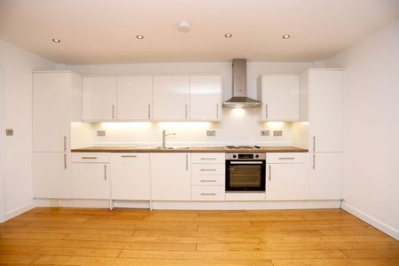 2 Bed End Terrace, Chiswick High Road, W4 - Photo 3