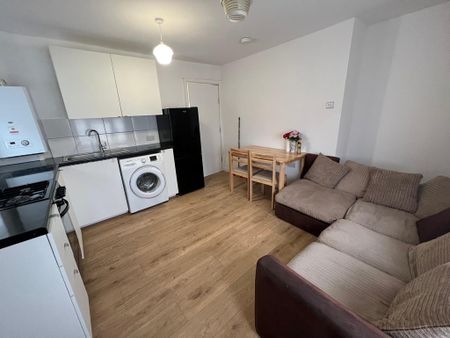 South Avenue, Southall - Photo 2
