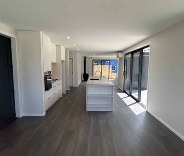 Spacious Three Bedroom Home - Photo 3