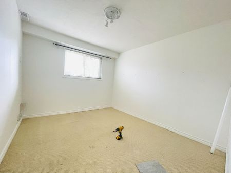 For Lease - 2249 Wyandotte Drive, Oakville, Ontario - Photo 4