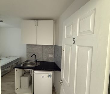 Studio Flat, Coombe Lane, SW20 - Photo 5