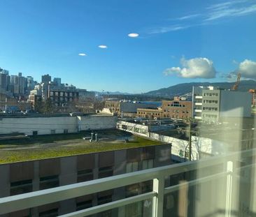 Gorgeous Studio apartment- beautiful view of Vancouver - Photo 1