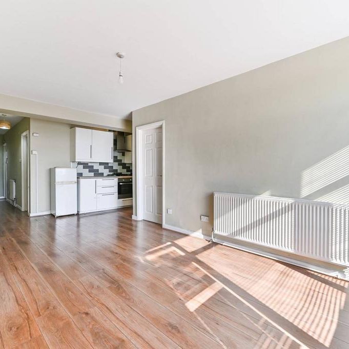 2 bedroom mews to rent - Photo 1