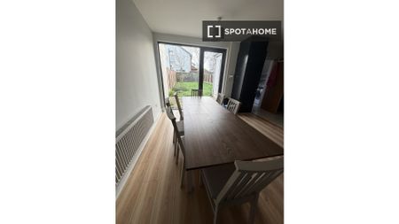 Room in a Northside shared 7-bedroom apartment - Photo 2