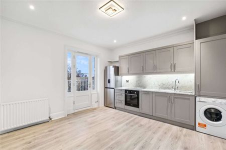 A newly refurbished two bedroom flat in a striking period mansion block close to the open spaces of Clapham Common - Photo 5