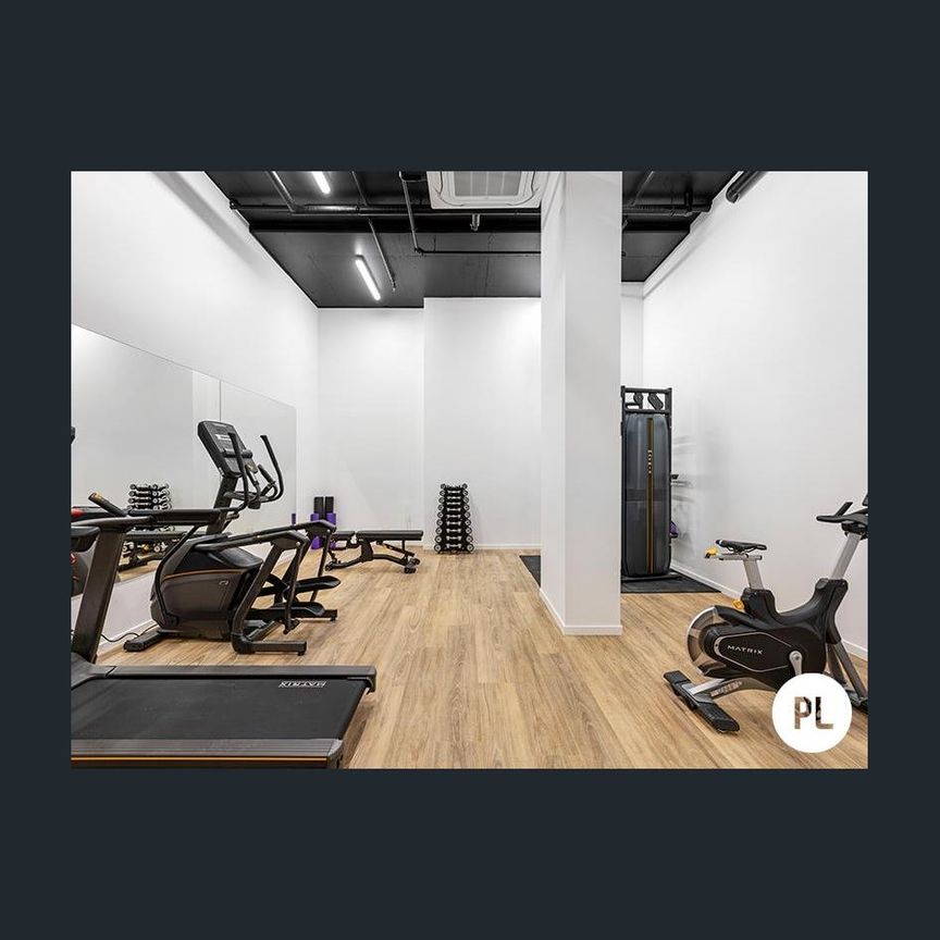 Fully-furnished, rooftop pool, CBD proximity - have it all! - Photo 1