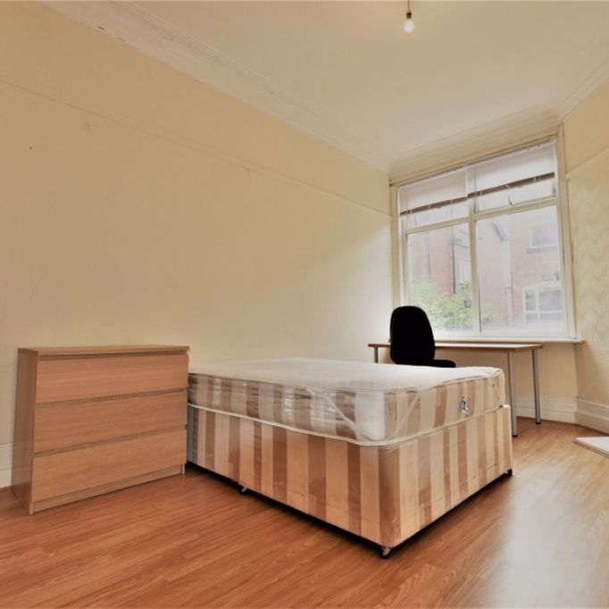 7 bedroom House in Headingley Avenue, Headingley - Photo 1