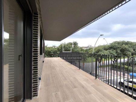 Excellent 3 Bedroom apartment for rent in Esplugues, Barcelona - Photo 2