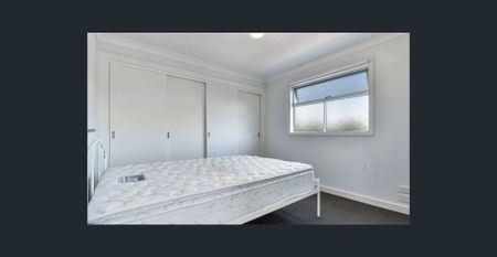 Ideal for Students and First-Time Renters – Furnished two bedroom townhouse for rent - Photo 4