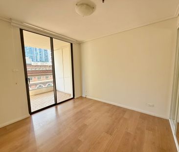 An Unfurnsihed One Bedroom Apartment in Ultra-Convenient Inner City... - Photo 3