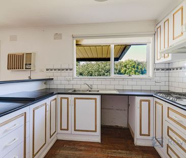 3 Bedroom Home Close Proximity to Shops - Photo 3