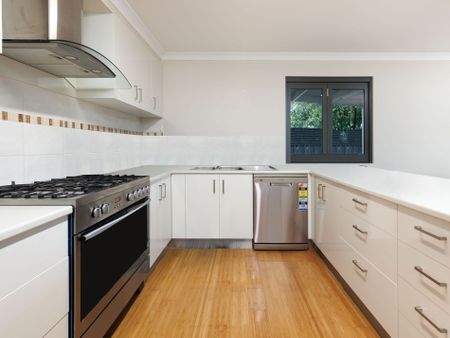 INNER CITY TOWNHOUSE - Photo 4