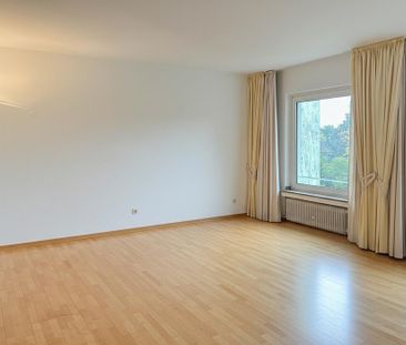 Elegante Wohnung in Top-Lage mit großzügigem Lichteinfall - Photo 2