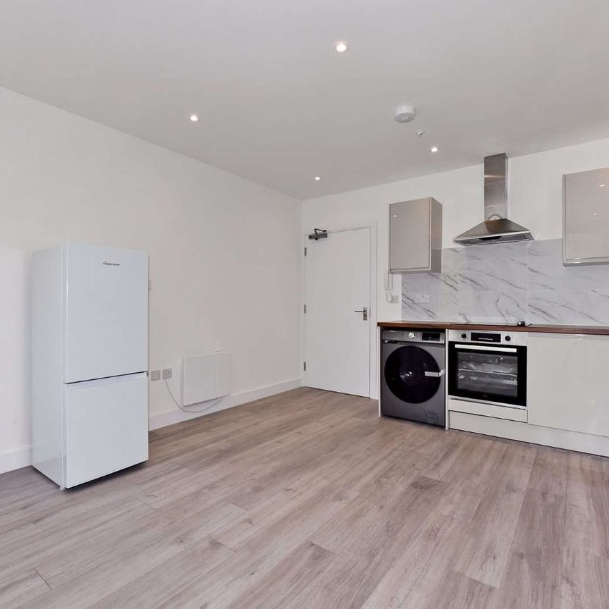 A modern second floor apartment located in the centre of High Wycombe. - Photo 1