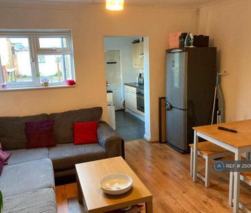 1 bedroom in a house share to rent - Photo 2